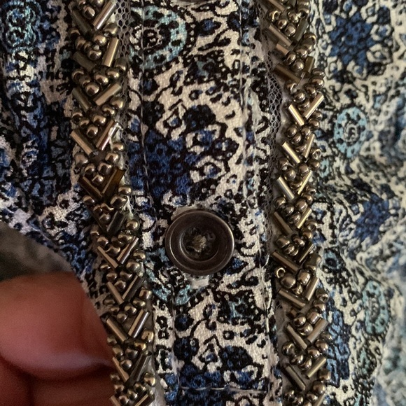 Pretty blue patterned blouse size 2X. Rayon so not stretchy. Wear to work or out - Picture 5 of 6